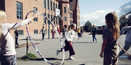 Børn leger med hulahopringe udenfor Risskov Skole