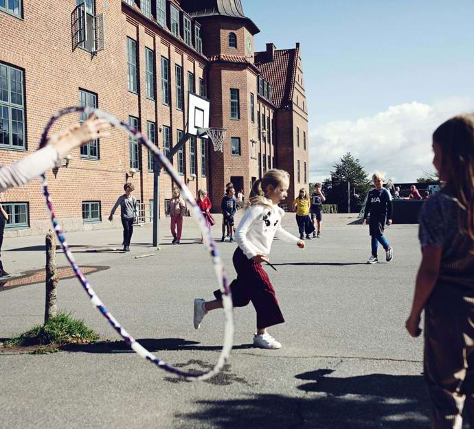 Børn leger med hulahopringe udenfor Risskov Skole