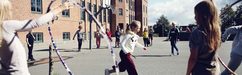 Børn leger med hulahopringe udenfor Risskov Skole